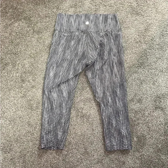 Lululemon Wunder Under Crop - Picture 4 of 7